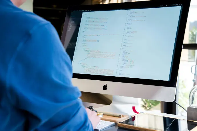 Consultor configurando sistema ERP em ambiente digital