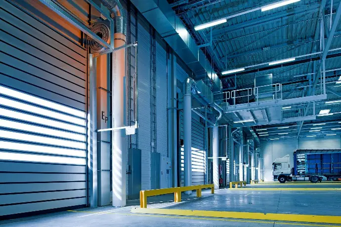 Centro logístico moderno com docas para operações de armazenagem