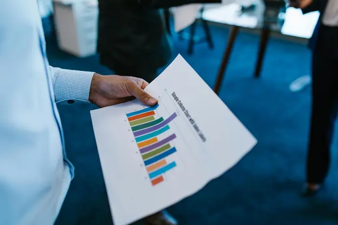 Profissional analisando gráficos de desempenho empresarial